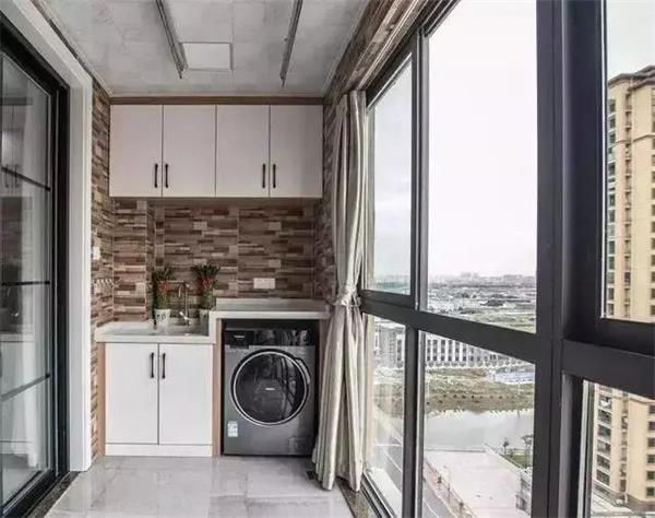 阳台要注意:如果选择将洗衣机放在阳台,那么洗衣机插座要距地面1.