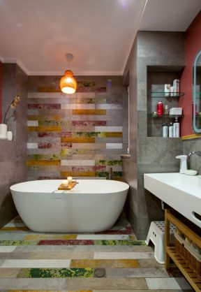 家庭卫生间浴缸装饰设计效果图
