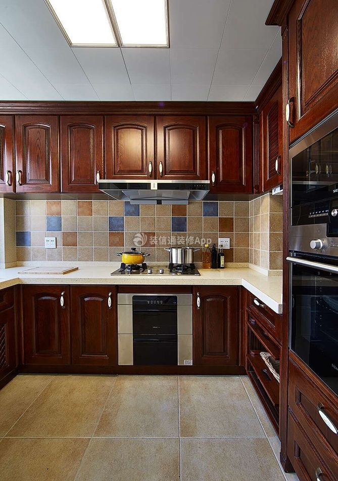 美式风格厨房实木橱柜装修设计图
