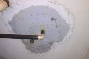 卫生间地砖上的水渍痕迹怎样去除