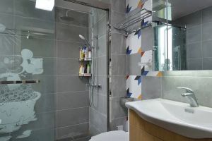 浴室柜镜子对卫生间门怎么处理