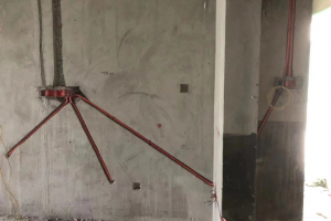 水電改造走頂部好還是走地好
