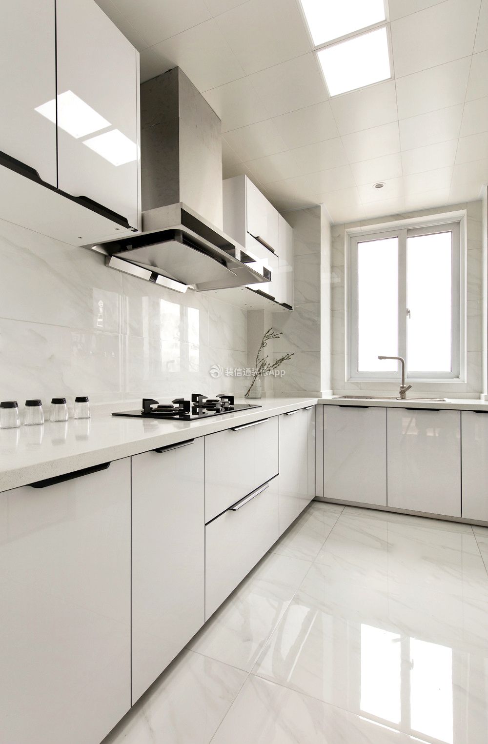 白色极简厨房装修设计效果图