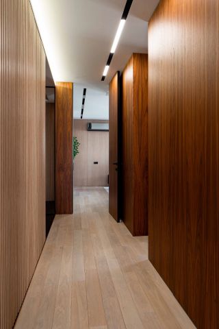 2023现代住宅木质玄关走廊装修效果图