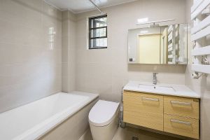浴室柜镜子对卫生间门怎么处理