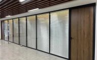[上海兴已装饰]打造完美办公室，玻璃隔断安装工艺解密!
