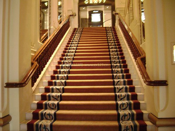 【楼梯地毯】楼梯地毯安装_楼梯地毯清洗方法