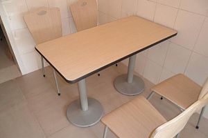 食堂餐桌