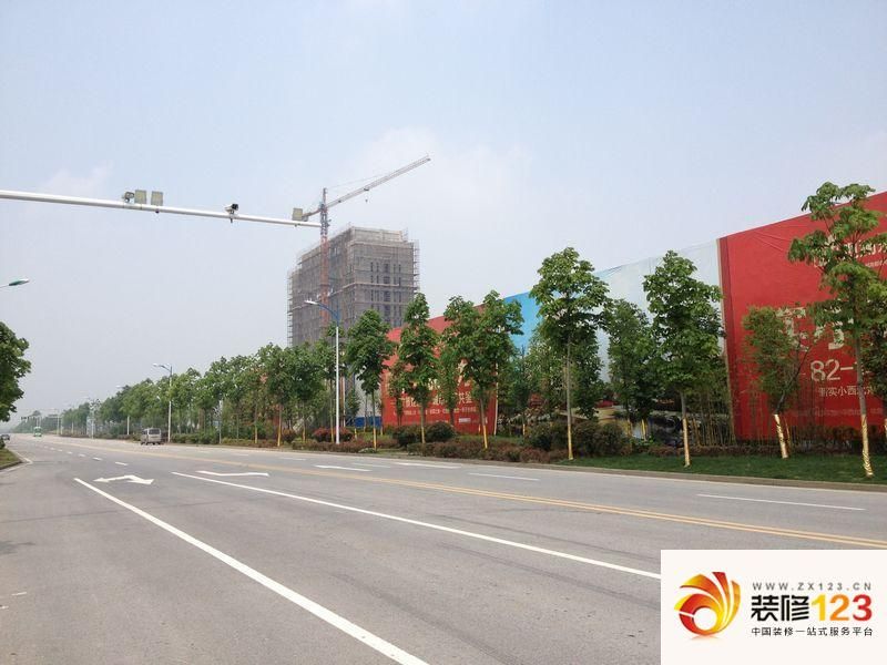 观澜东郡项目外景图项目南面马路 .