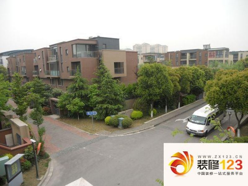 万科白马花园别墅外景图.