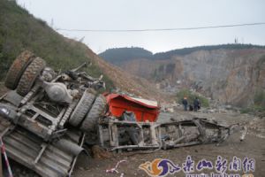 惨！峨眉山顺江采石场山体垮塌14人被埋