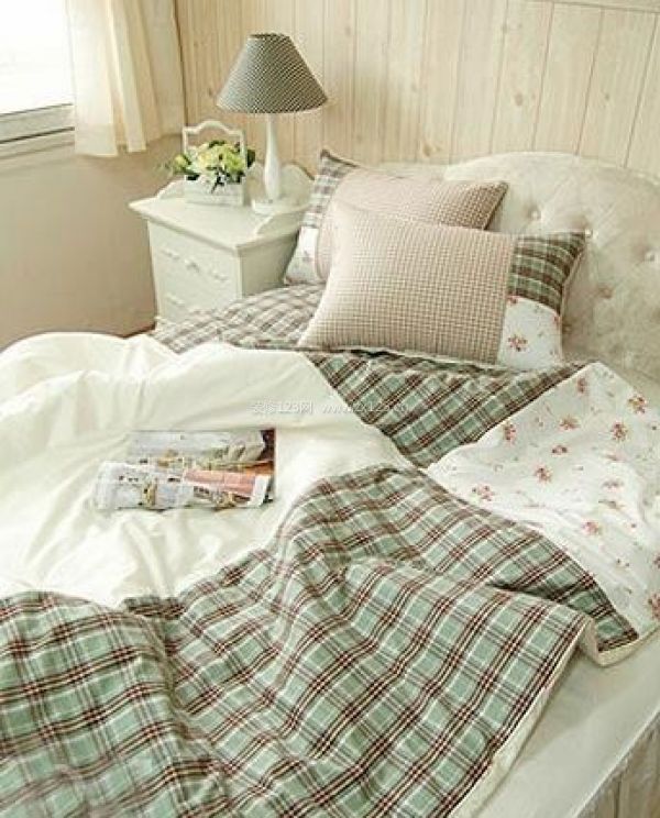 韩式田园风格卧室颜色搭配 棕色+绿色床品
