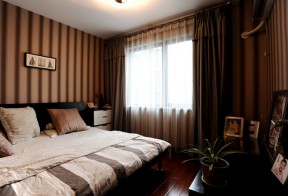 12平米卧室 咖啡色窗帘 