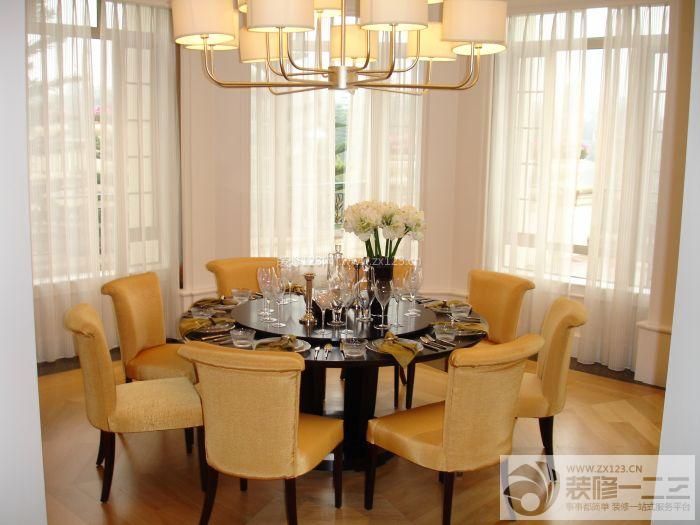 别墅装修设计 纱帘 浅黄色木地板 欧式吊灯 圆餐桌 餐椅 靠背椅 