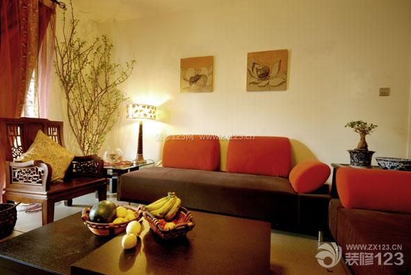 客厅装修 客厅装饰 沙发背景墙 台灯 木质茶几 太师椅 组合沙发 布艺沙发 边几 黄色墙面 装饰画 角几 