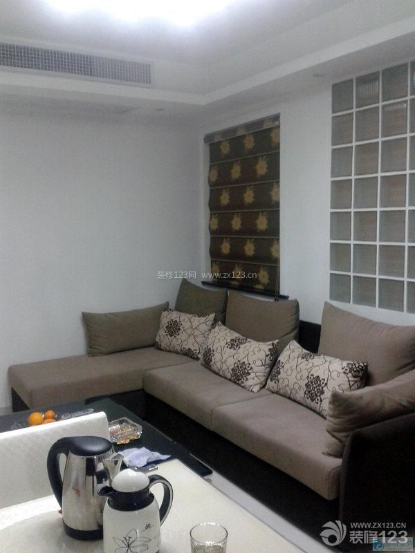 客厅装修 客厅装饰 沙发背景墙 卷帘 白色墙面 玻璃茶几 组合沙发 布艺沙发 