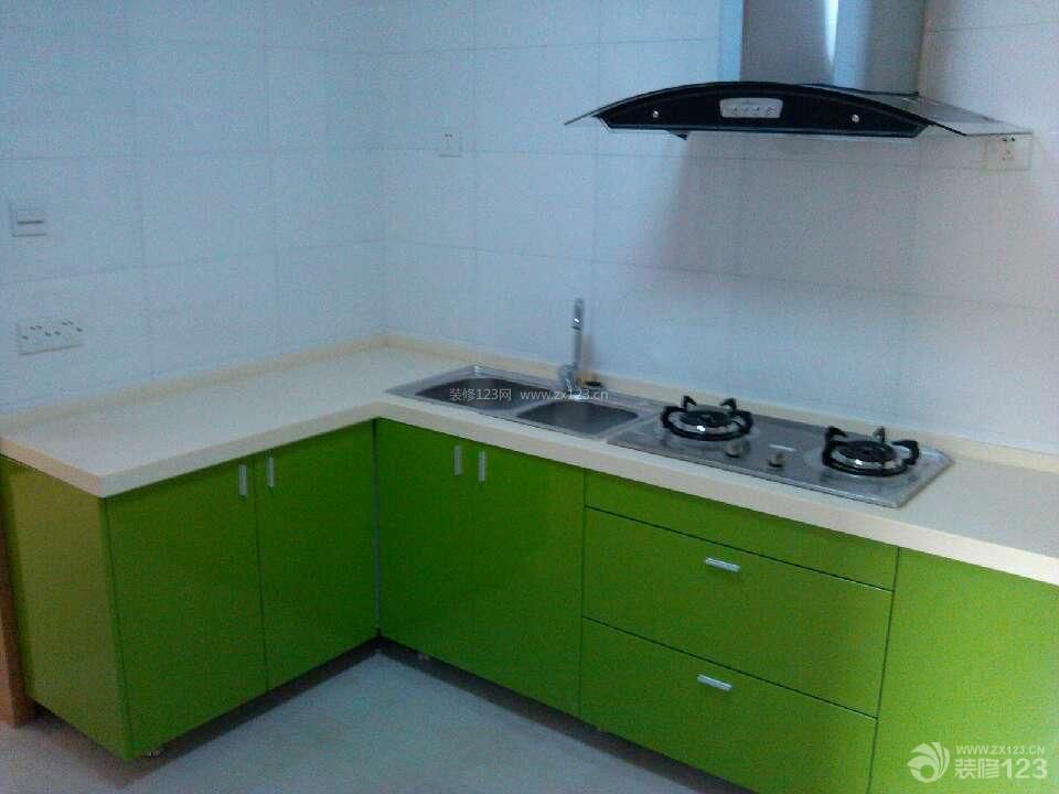 厨房颜色 小厨房 厨房设计 厨房橱柜 绿色橱柜 烤漆橱柜 白色地砖 墙砖墙面 白色墙面 