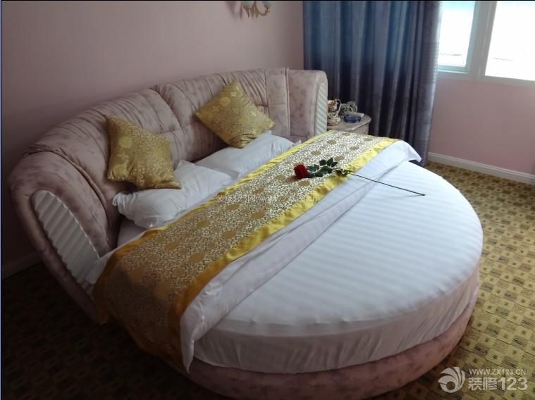 宾馆室内装潢 简欧式 地毯 白色踢脚线 墙面漆 粉色墙面 装饰品 壁灯 床头柜 双人床 沙发床 圆形床 软床 