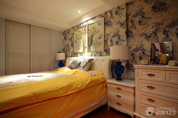 现代简约两室两厅卧室花纹壁纸图片