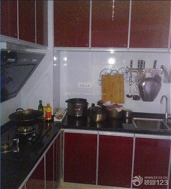 两室两厅一厨一卫 简约装修设计 厨房挂件 厨房橱柜 红色橱柜 褐色地砖 墙砖墙面 白色墙面 大理石台面 