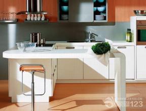 白色橱柜 两室两厅 田园风格设计 厨房颜色 厨房设计 橙色橱柜 开放式厨房 橙色地砖 装饰品 墙砖墙面 绿色墙面 橱柜带吧台 吧椅 简易吧台 