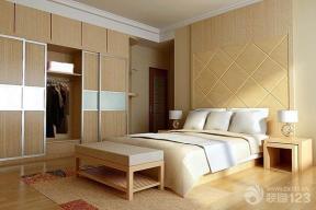 现代家居 衣柜 床头柜 台灯 床尾凳 地毯 浅黄色木地板 床头背景墙 