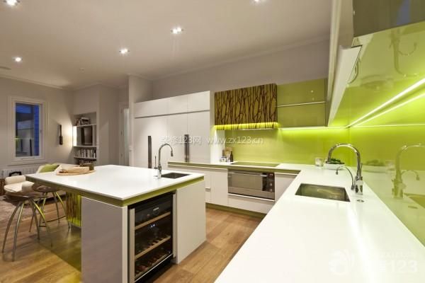 现代设计风格 烤漆橱柜 厨房装修风格 开放式厨房 厨房颜色搭配 