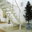 交换空间小户型跃层木质楼梯装修实景图
