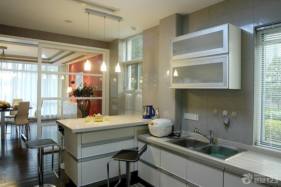 最新现代风格设计厨房与餐厅玻璃隔断装修效果图