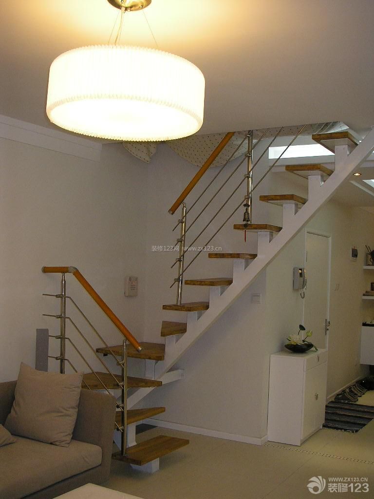 简约室内钢木楼梯不锈钢立柱设计实景图
