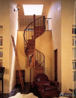美式风格室内阁楼旋转楼梯装修实景图欣赏