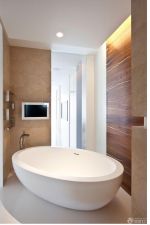 140平米复式楼浴室白色浴缸装饰图片