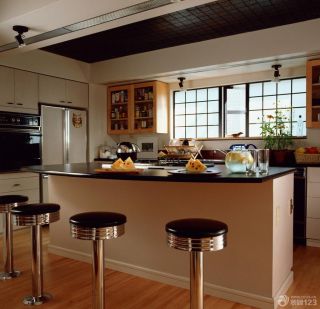 黑白混搭家庭厨房吧台设计实景图欣赏