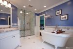 现代125平米房子浴室玻璃隔断装修实景图