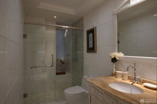 交换空间50平小户型卫生间浴室玻璃隔断装修实景图