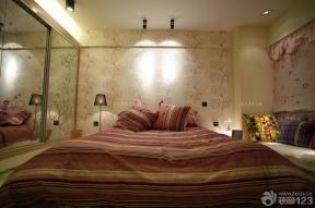 现代家居卧室颜色搭配花纹壁纸效果图