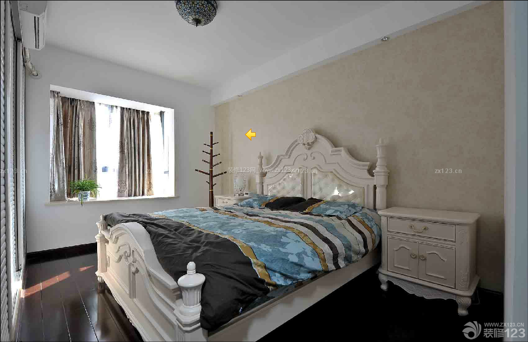 现代欧式风格主卧室双人床装修图片