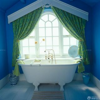 创意个性尖顶阁楼小浴室装修效果图