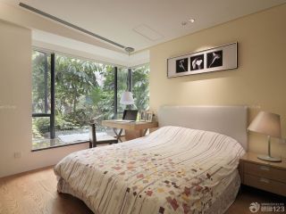 现代温馨两室改三室主卧飘窗设计图片