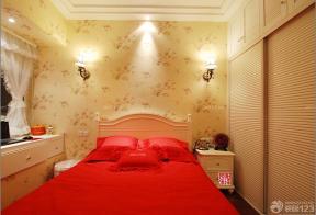 卧室装修风格双人床花纹壁纸效果图