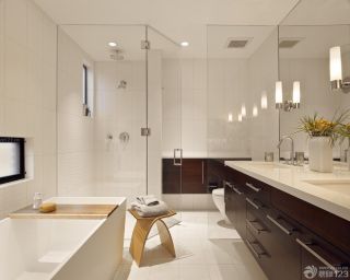 现代风格浴室玻璃隔断墙设计图片