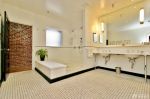 现代简约浴室瓷砖地脚线设计实景图