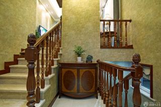 沉稳美式别墅实木楼梯扶手设计实景图