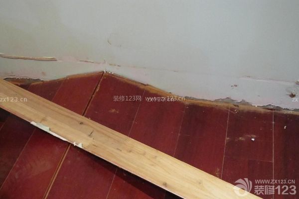 实木复合地板施工工艺问题与处理一：起拱