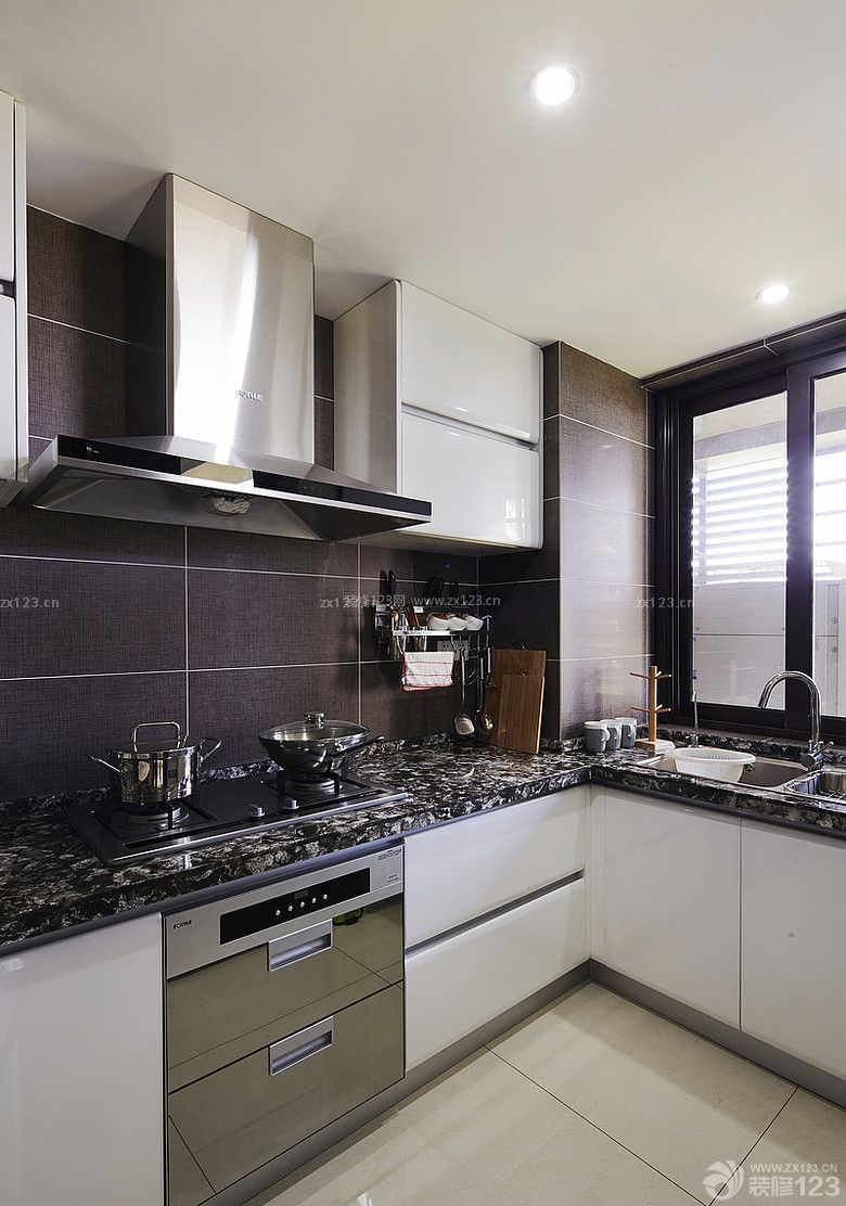现代风格厨房深色瓷砖铺贴效果图