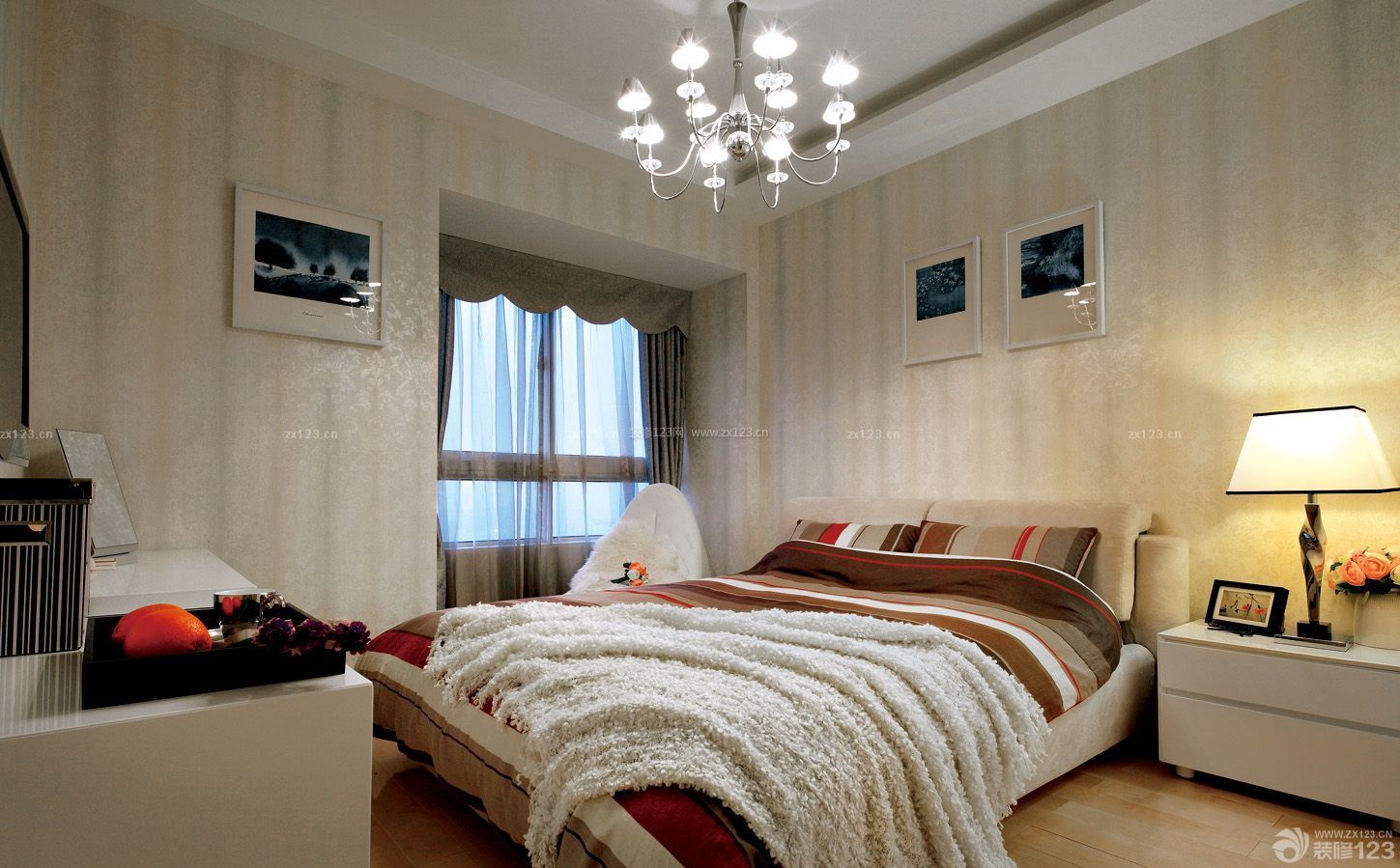 现代风格颜色搭配双人床背景墙壁纸图