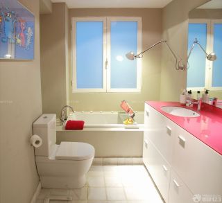 现代温馨小浴室装饰实景图