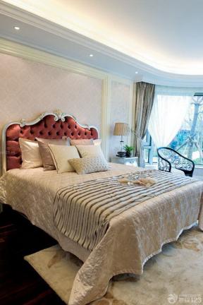 古典家居装修效果图 大卧室 双人床 背景墙颜色