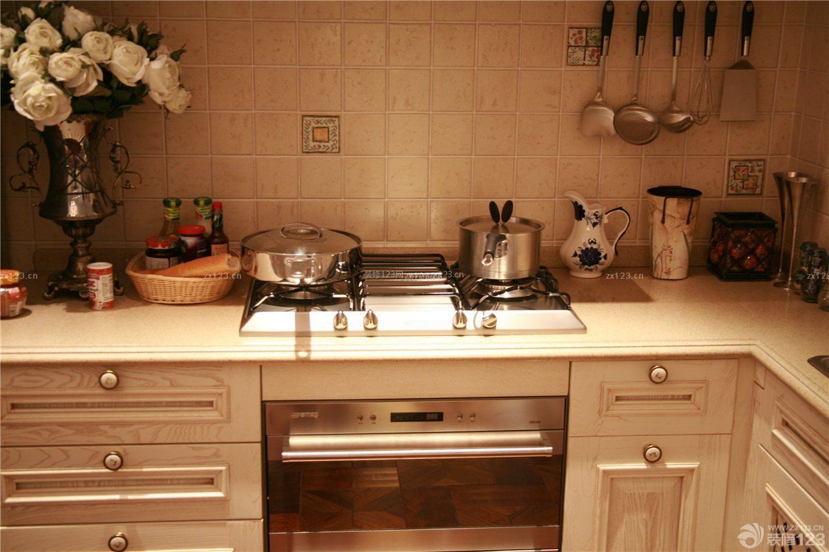 欧式田园风格小厨房设备挂件装饰图片