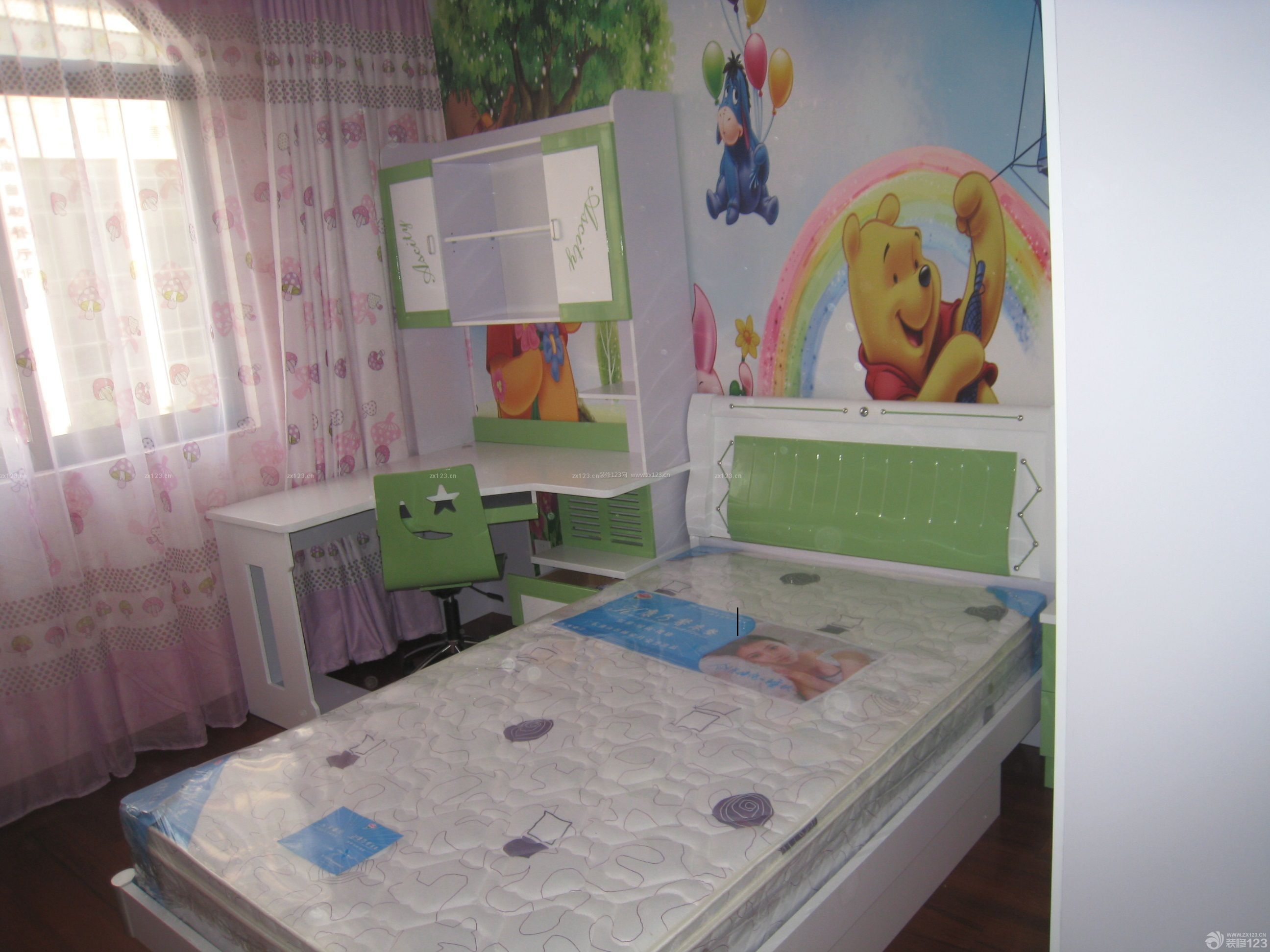 120平方 儿童房间设计 卡通壁纸 转角书桌书柜效果图